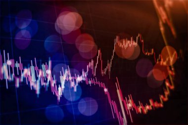 Borsa grafiği öndeki ekranda. Finans ve yatırım konsepti. Seçici odak