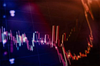 Borsa grafiği öndeki ekranda. Finans ve yatırım konsepti. Seçici odak