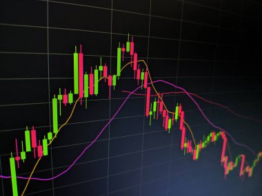 Borsa grafiği öndeki ekranda. Finans ve yatırım konsepti. Seçici odak