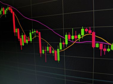 Borsa grafiği öndeki ekranda. Finans ve yatırım konsepti. Seçici odak