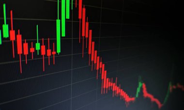 Borsa grafiği öndeki ekranda. Finans ve yatırım konsepti. Seçici odak