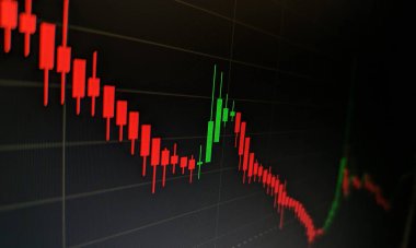 Borsa grafiği öndeki ekranda. Finans ve yatırım konsepti. Seçici odak