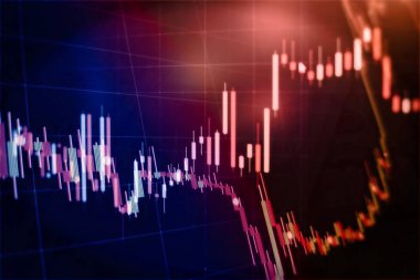 Borsa grafiği öndeki ekranda. Finans ve yatırım konsepti. Seçici odak.