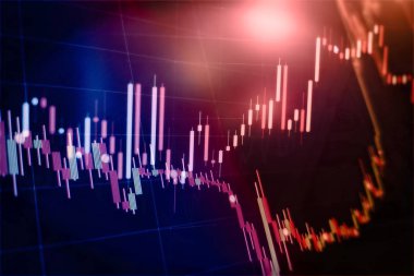 Borsa grafiği öndeki ekranda. Finans ve yatırım konsepti. Seçici odak.