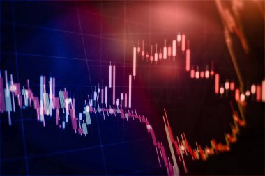 Borsa grafiği öndeki ekranda. Finans ve yatırım konsepti. Seçici odak.