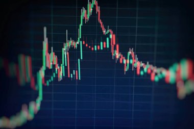 Borsa grafiği öndeki ekranda. Finans ve yatırım konsepti. Seçici odak.