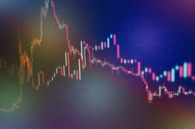 Borsa grafiği öndeki ekranda. Finans ve yatırım konsepti. Seçici odak.