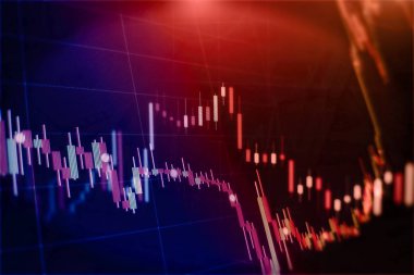 Borsa grafiği öndeki ekranda. Finans ve yatırım konsepti. Seçici odak.