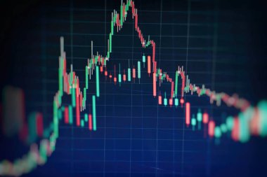 Borsa grafiği öndeki ekranda. Finans ve yatırım konsepti. Seçici odak.