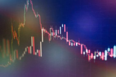 Borsa grafiği öndeki ekranda. Finans ve yatırım konsepti. Seçici odak.