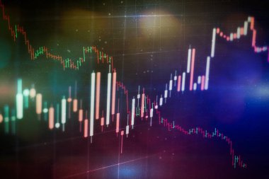 Borsa grafiği öndeki ekranda. Finans ve yatırım konsepti. Seçici odak.