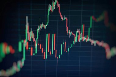 Toplantıdaki iş planı ve şirketin performansını görmek için finansal rakamları analiz etmek..