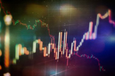 Toplantıdaki iş planı ve şirketin performansını görmek için finansal rakamları analiz etmek..