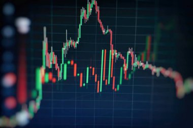 Toplantıdaki iş planı ve şirketin performansını görmek için finansal rakamları analiz etmek..