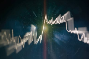 Toplantıdaki iş planı ve şirketin performansını görmek için finansal rakamları analiz etmek..