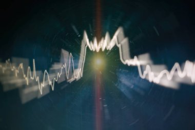 Toplantıdaki iş planı ve şirketin performansını görmek için finansal rakamları analiz etmek..