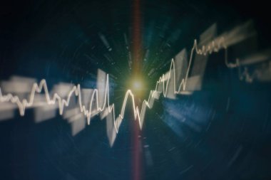 Toplantıdaki iş planı ve şirketin performansını görmek için finansal rakamları analiz etmek..