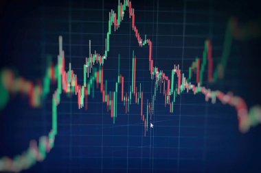 Teknik fiyat grafiği ve göstergesi, mavi ekranda kırmızı ve yeşil şamdan grafiği, piyasa dalgalanması, yükseliş ve düşüş eğilimi. Hisse senedi ticareti, kripto para birimi geçmişi.