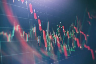 Teknik fiyat grafiği ve göstergesi, mavi ekranda kırmızı ve yeşil şamdan grafiği, piyasa dalgalanması, yükseliş ve düşüş eğilimi. Hisse senedi ticareti, kripto para birimi geçmişi.