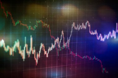 Teknik fiyat grafiği ve göstergesi, mavi ekranda kırmızı ve yeşil şamdan grafiği, piyasa dalgalanması, yükseliş ve düşüş eğilimi. Hisse senedi ticareti, kripto para birimi geçmişi.