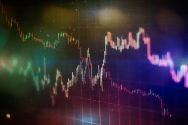 Teknik fiyat grafiği ve göstergesi, mavi ekranda kırmızı ve yeşil şamdan grafiği, piyasa dalgalanması, yükseliş ve düşüş eğilimi. Hisse senedi ticareti, kripto para birimi geçmişi.