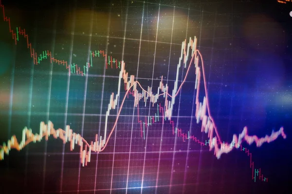 Borsa grafiği öndeki ekranda. Finans ve yatırım konsepti. Seçici odak