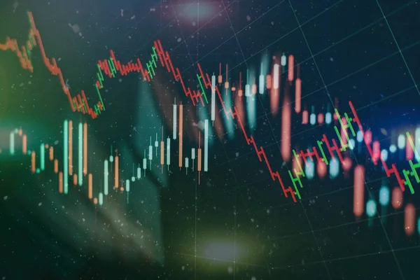 Borsa grafiği öndeki ekranda. Finans ve yatırım konsepti. Seçici odak.