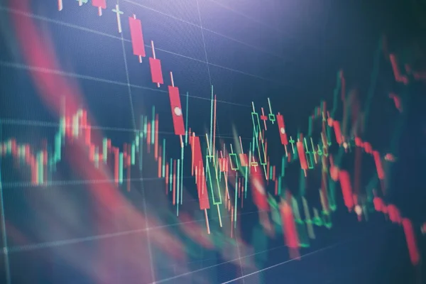 Gráfico e indicador de precio técnico, gráfico de candelabro rojo y verde en la pantalla del tema azul, volatilidad del mercado, tendencia alcista y descendente. Comercio de acciones, criptomoneda fondo. — Foto de Stock