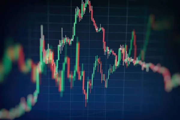 Graphique et indicateur de prix technique, graphique en chandelier rouge et vert sur écran thème bleu, volatilité du marché, tendance à la hausse et à la baisse. trading d'actions, fond de crypto-monnaie. — Photo