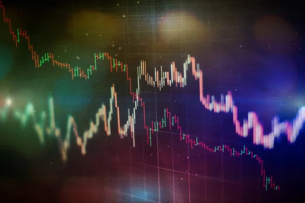 技術的な価格グラフと指標、青のテーマ画面上の赤と緑の燭台チャート、市場のボラティリティ、上下の傾向。株式取引、暗号通貨の背景. — ストック写真