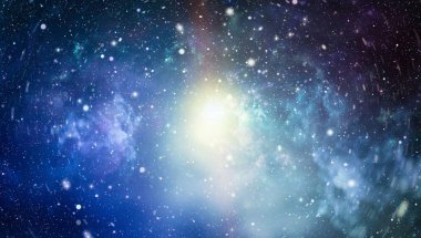 Samanyolu yıldız ve boşluk. Yeni panoramik derin uzaya seyir büyük. Karanlık gece gökyüzüne yıldızlarla dolu. Uzayda Bulutsusu. Derin uzay sırları.