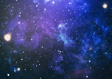 Panoramik derin uzaya arıyorum. Karanlık gece gökyüzüne yıldızlarla dolu. Uzayda Bulutsusu.