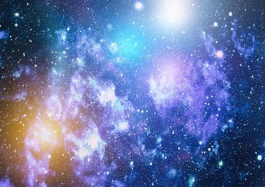 Panoramik derin uzaya arıyorum. Karanlık gece gökyüzüne yıldızlarla dolu. Uzayda Bulutsusu.