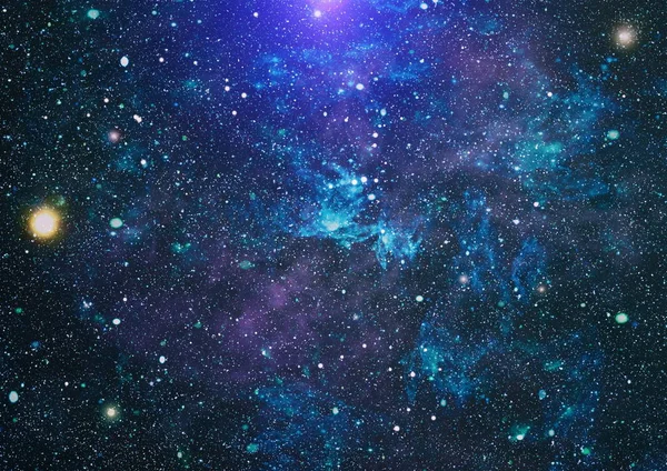 Panorâmica olhando para o espaço profundo. Céu noturno escuro cheio de estrelas. A nebulosa no espaço sideral . — Fotografia de Stock