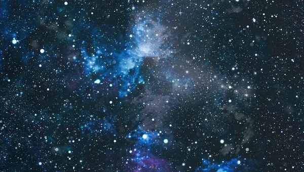 Panorâmica olhando para o espaço profundo. Céu noturno escuro cheio de estrelas. A nebulosa no espaço sideral . — Fotografia de Stock