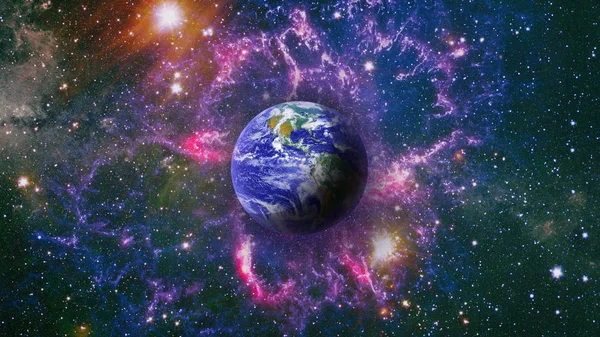 Terra na colagem espacial exterior. Terra e galáxias no espaço. Arte de ficção científica. Planeta Terra em uso de galáxia para fantasia de design de ciência — Fotografia de Stock