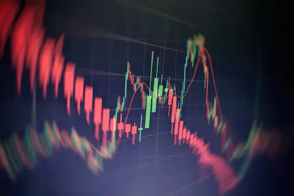 Graphique et indicateur de prix technique, graphique en chandelier rouge et vert sur écran thème bleu, volatilité du marché, tendance à la hausse et à la baisse. trading d'actions, fond de crypto-monnaie. — Photo