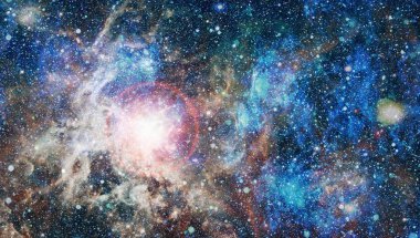 Parlak yıldız bulutsu. Uzak galaksi. Soyut resim. Nasa tarafından döşenmiş bu görüntü unsurları.