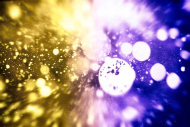 Renk Festivali 'nin arka planında doğal bokeh ve parlak altın ışıklarla sihirli arka plan. Klasik Sihirli arkaplan