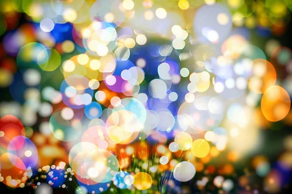 Noel ışığı arka planı. Parlak tatil arkaplanı. Yanıp sönen Yıldızlarla Odaklanmış Arkaplan. Bulanık Bokeh.