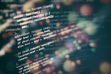 Programlama ve kodlama teknolojileri geliştiriyoruz. Ofiste web siteleri kodları üzerinde çalışan geliştirici.