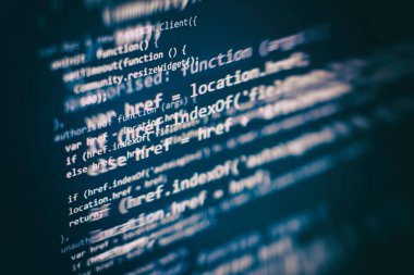 Programlama ve kodlama teknolojileri geliştiriyoruz. Ofiste web siteleri kodları üzerinde çalışan geliştirici.