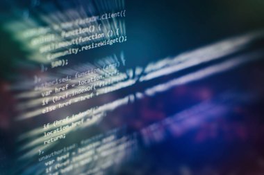 Programlama ve kodlama teknolojileri geliştiriyoruz. Ofiste web siteleri kodları üzerinde çalışan geliştirici.