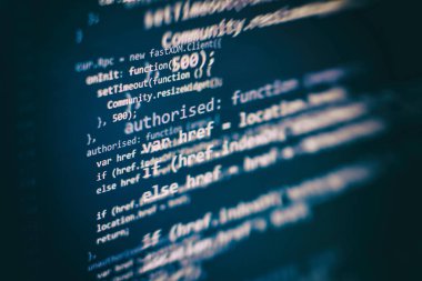 Programlama ve kodlama teknolojileri geliştiriyoruz. Ofiste web siteleri kodları üzerinde çalışan geliştirici.