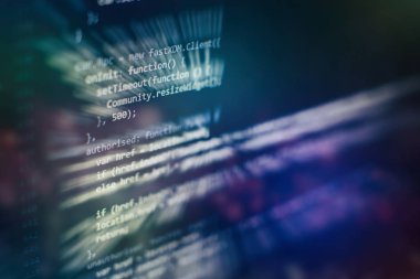 Programlama ve kodlama teknolojileri geliştiriyoruz. Ofiste web siteleri kodları üzerinde çalışan geliştirici.