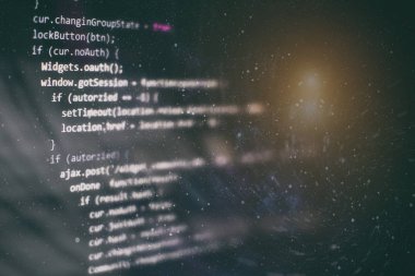 Programlama ve kodlama teknolojileri geliştiriyoruz. Ofiste web siteleri kodları üzerinde çalışan geliştirici.