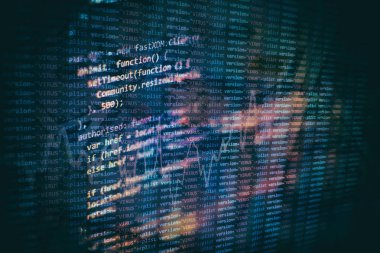 Programlama ve kodlama teknolojileri geliştiriyoruz. Ofiste web siteleri kodları üzerinde çalışan geliştirici.