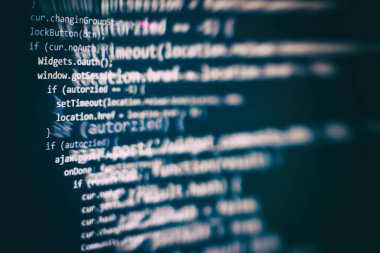 Programlama ve kodlama teknolojileri geliştiriyoruz. Ofiste web siteleri kodları üzerinde çalışan geliştirici.