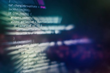 Programlama ve kodlama teknolojileri geliştiriyoruz. Ofiste web siteleri kodları üzerinde çalışan geliştirici.