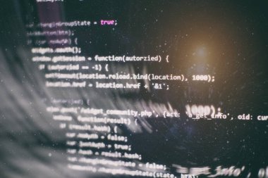 Programlama ve kodlama teknolojileri geliştiriyoruz. Ofiste web siteleri kodları üzerinde çalışan geliştirici.